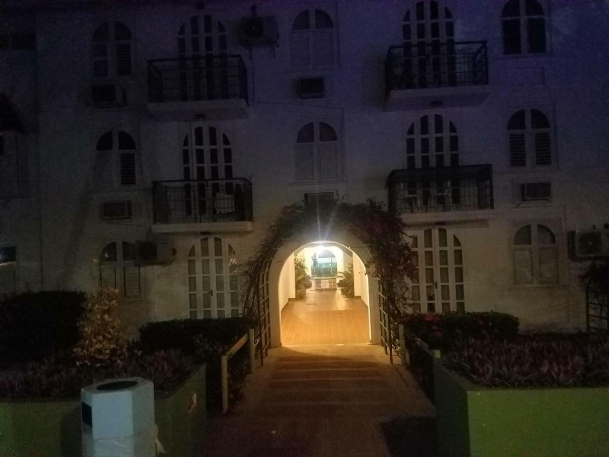 Rosi Ocean Sand Hotel Apt Ocho Rios Eksteriør billede