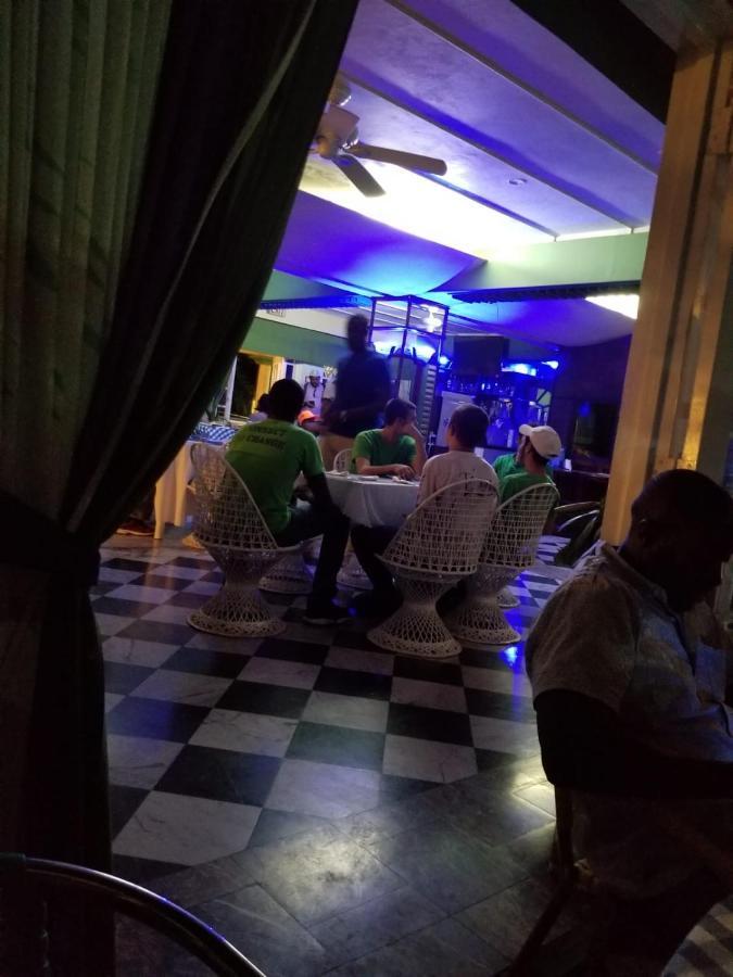 Rosi Ocean Sand Hotel Apt Ocho Rios Eksteriør billede